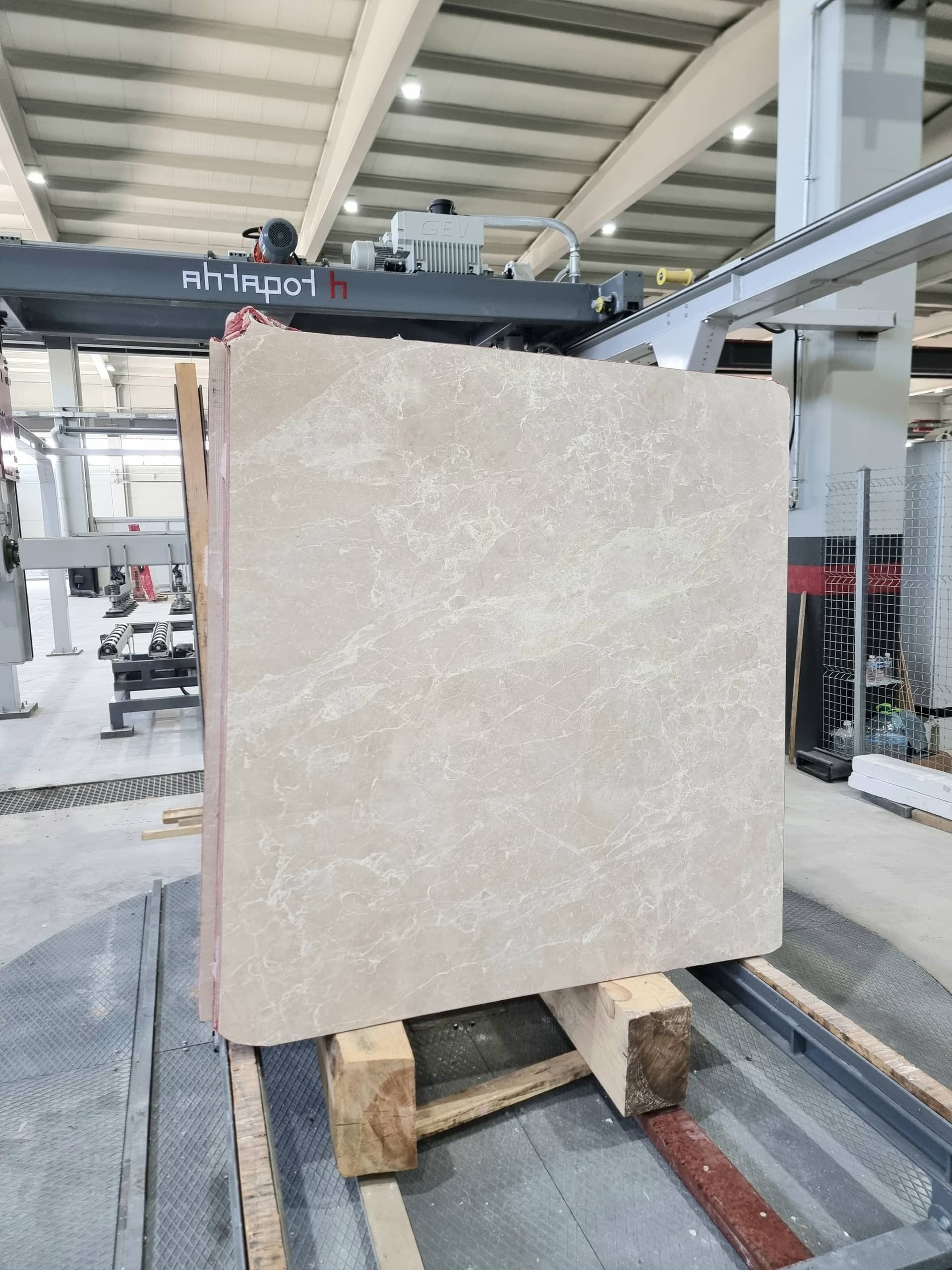 MOCHA Polished marble slab in Beige